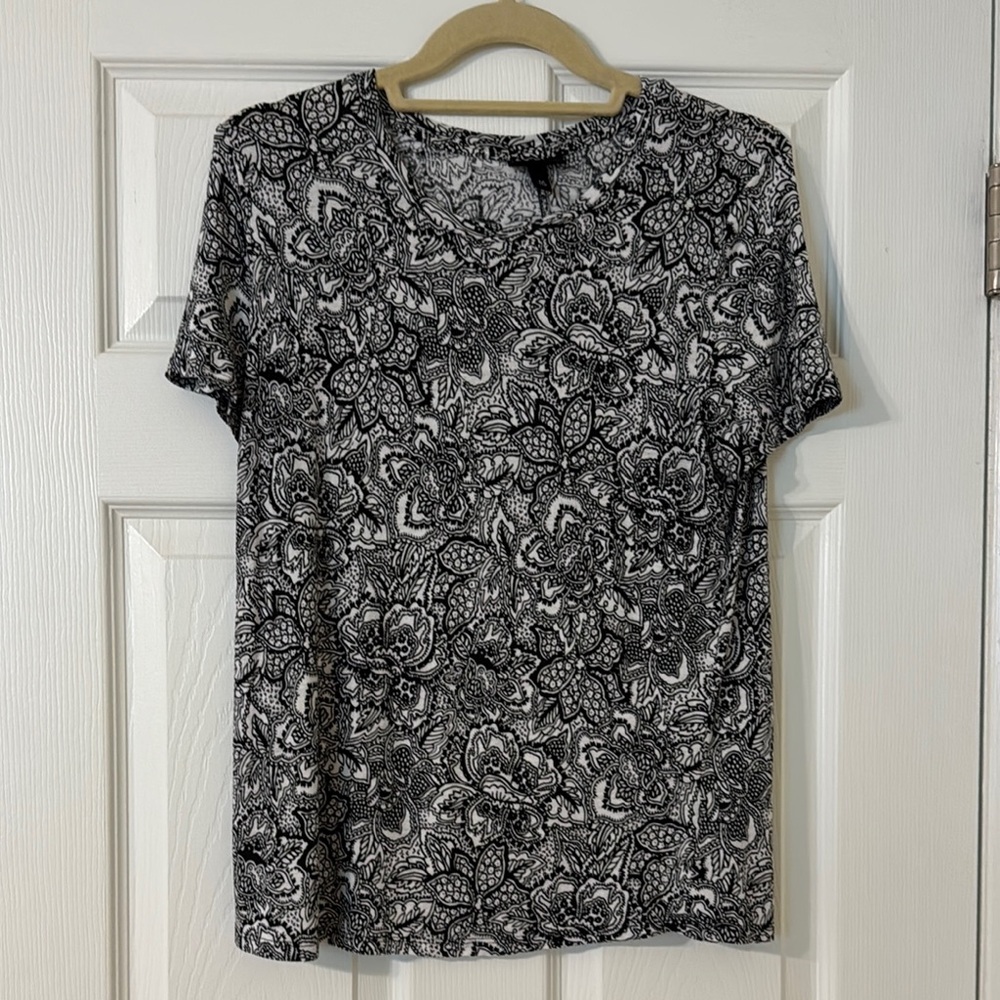 Who What Wear White and Black Design Short Sleeve Tee, Medium